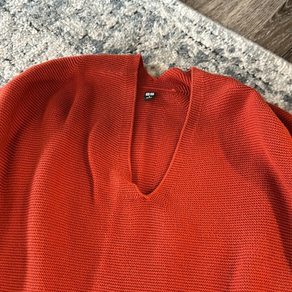 Uniqlo V-Neck Sweater Brick Color - Picture 3 of 5